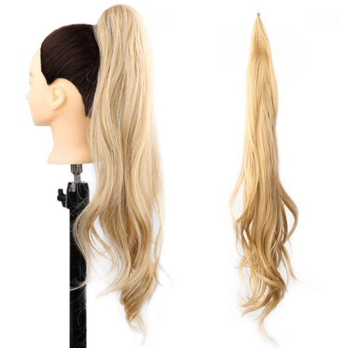 Extension queue de cheval Capellia Chic en teinte Blond Clair, présentée seule et portée sur un mannequin avec de légères ondulations