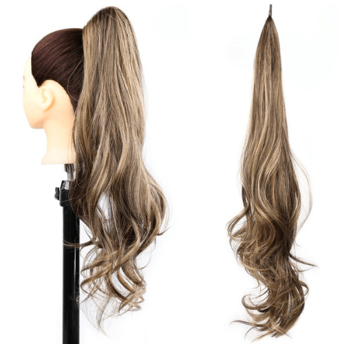 Extension queue de cheval Capellia Chic en teinte Châtain Miel, présentée seule et portée sur un mannequin avec de longues ondulations